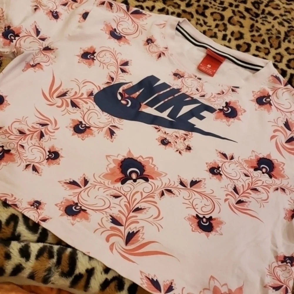 Nike Pink Florals‎ Crop Short Sleeves Medium